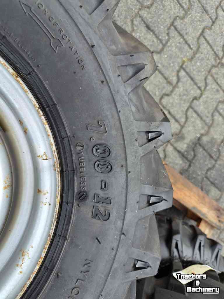 Wielen, Banden, Velgen & Afstandsringen BKT 4x BKT 7.00-12 met velg