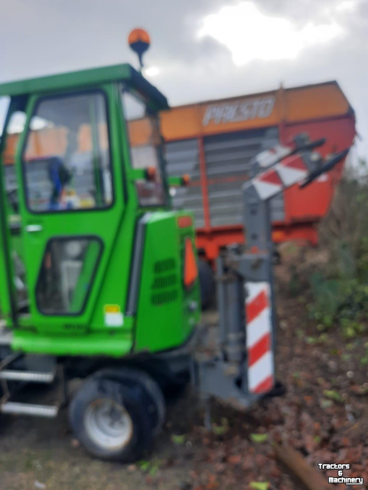 Bandenkraan / Graafmachine op wielen Hansa APZ331 Kraan