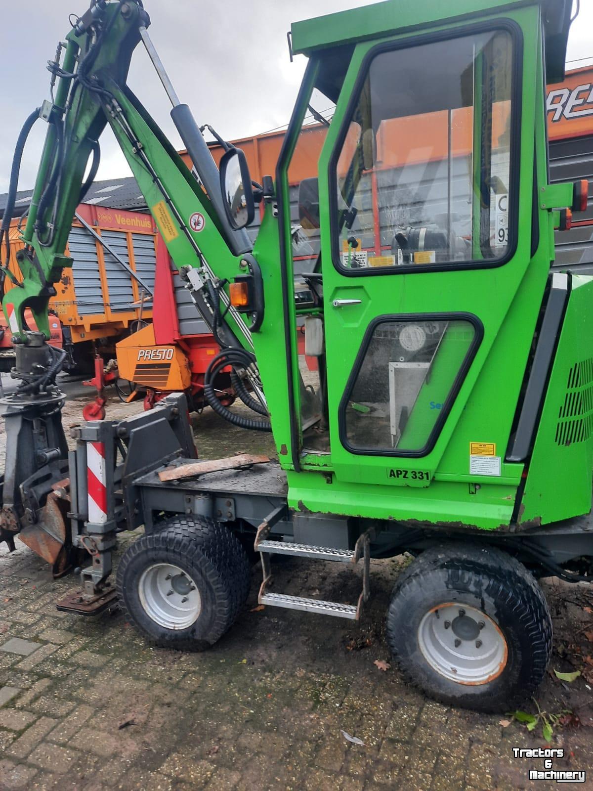 Bandenkraan / Graafmachine op wielen Hansa APZ331 Kraan