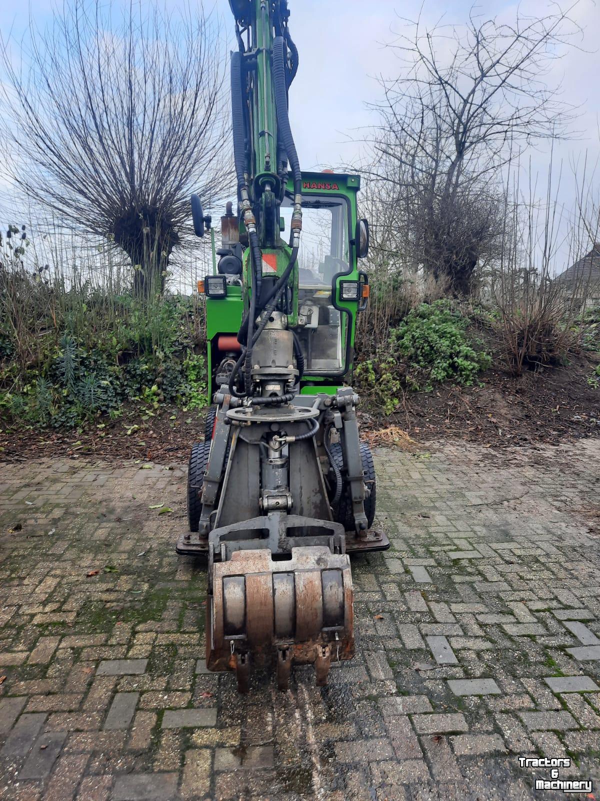 Bandenkraan / Graafmachine op wielen Hansa APZ331 Kraan