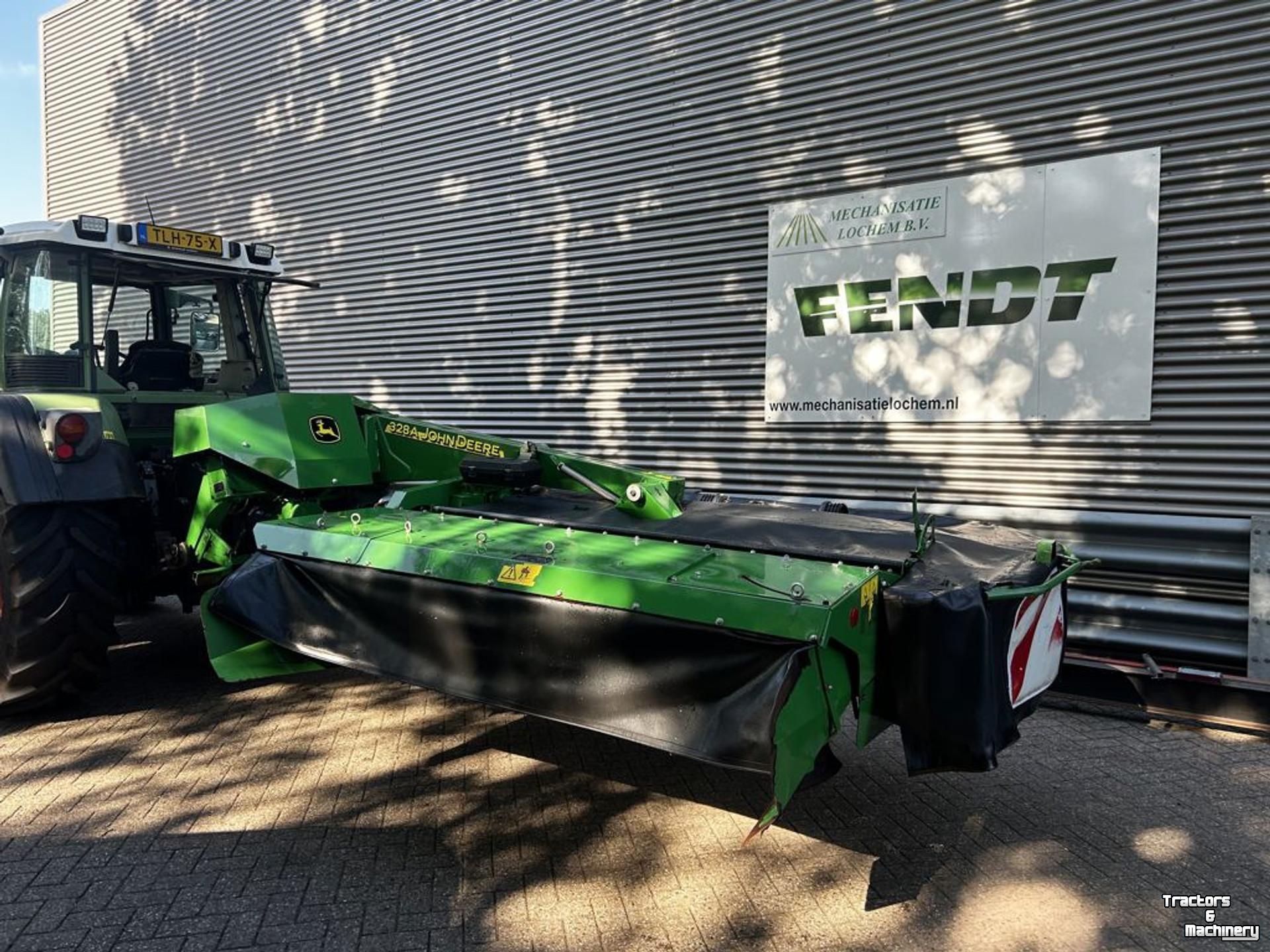 Maaier John Deere 328A