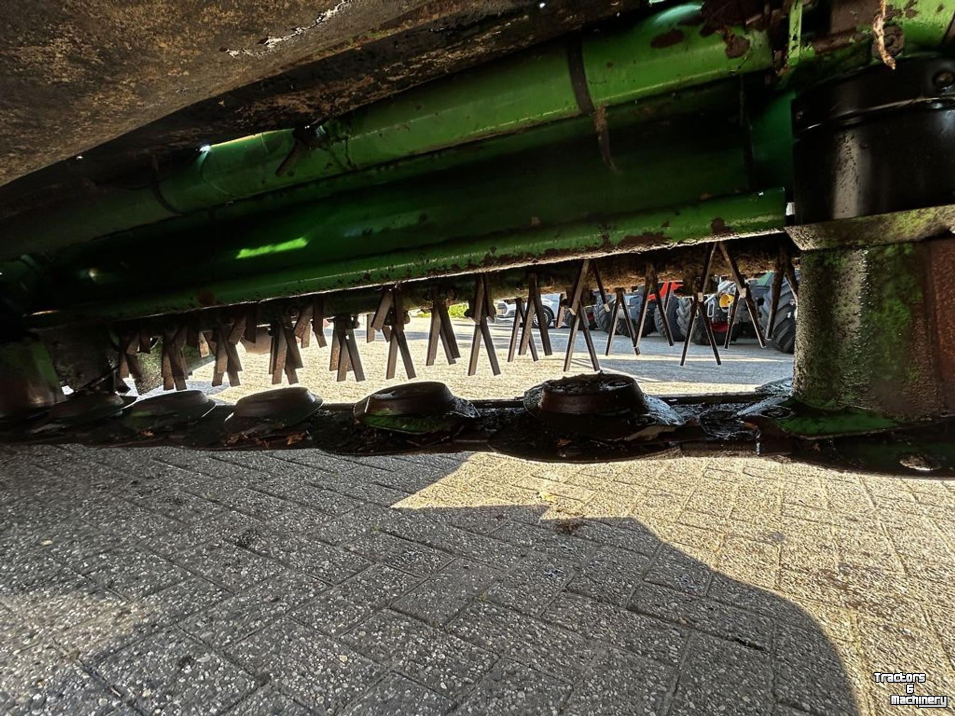 Maaier John Deere 328A