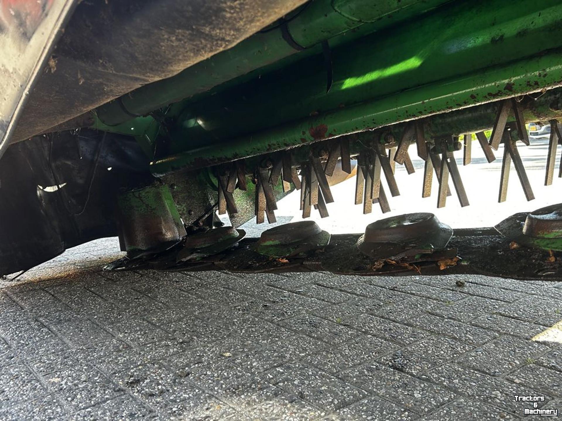 Maaier John Deere 328A