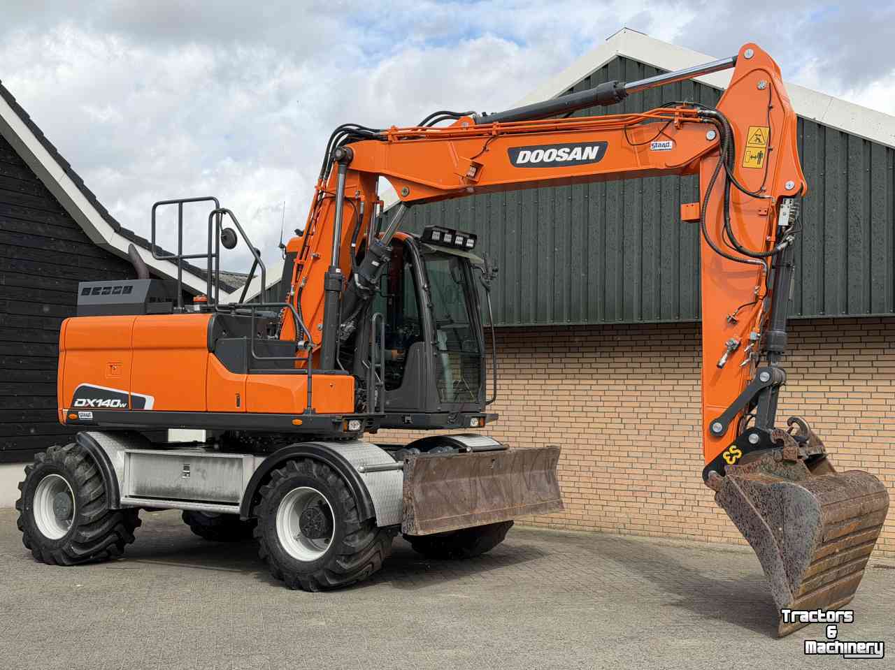 Bandenkraan / Graafmachine op wielen Doosan DX140w-5