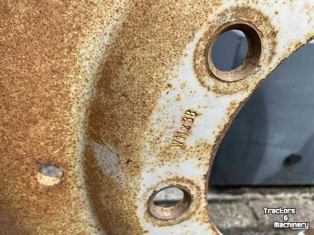 Wielen, Banden, Velgen & Afstandsringen Case-IH 11w x 38, set velgen afkomstig van een 856XL, 2 verschillende modellen, ZF 8 gaats steek