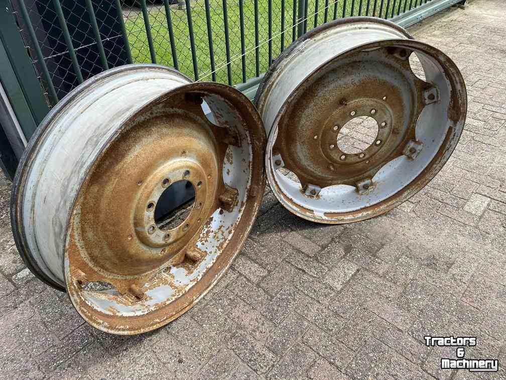 Wielen, Banden, Velgen & Afstandsringen Case-IH 11w x 38, set velgen afkomstig van een 856XL, 2 verschillende modellen, ZF 8 gaats steek
