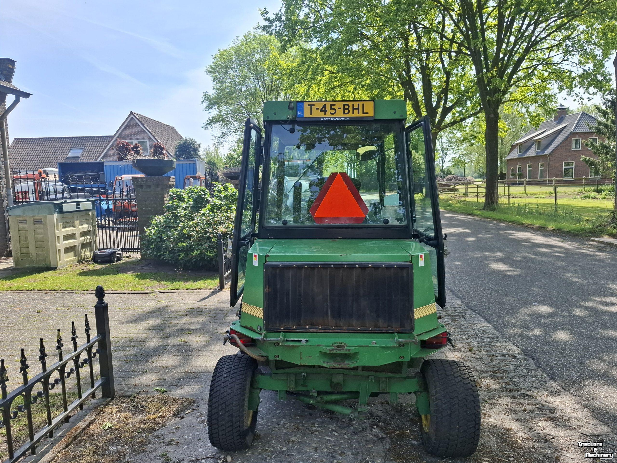 Werktuigendrager Roberine Werktuigendrager met onkruidborstel