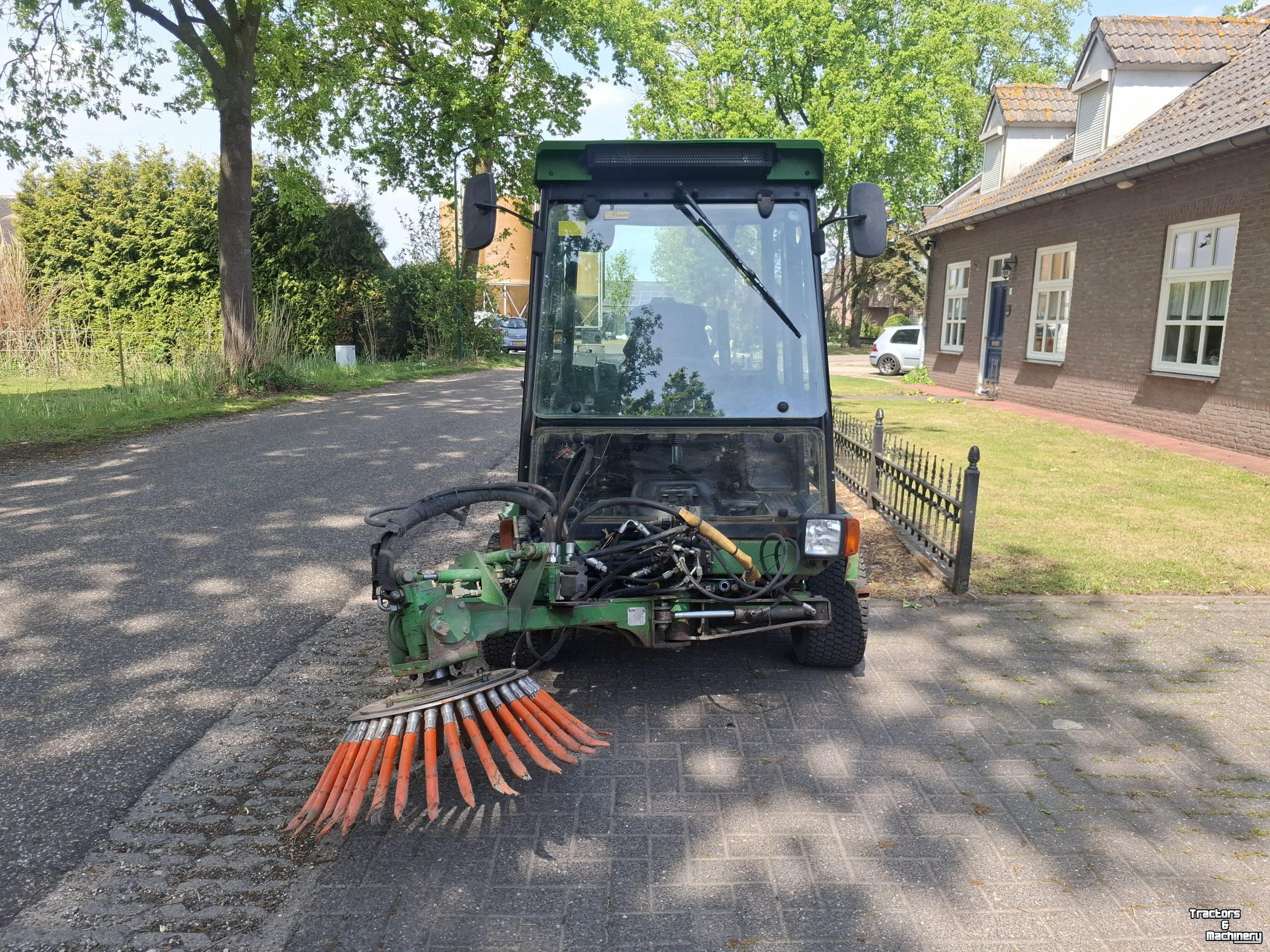 Werktuigendrager Roberine Werktuigendrager met onkruidborstel