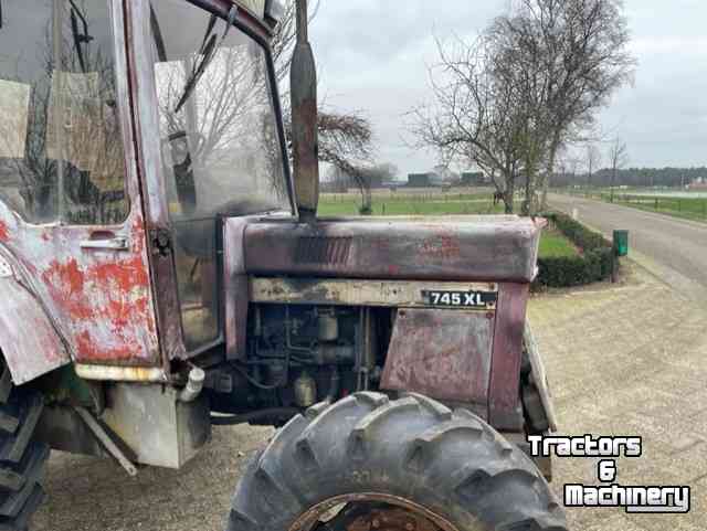 Traktoren International 745 XL