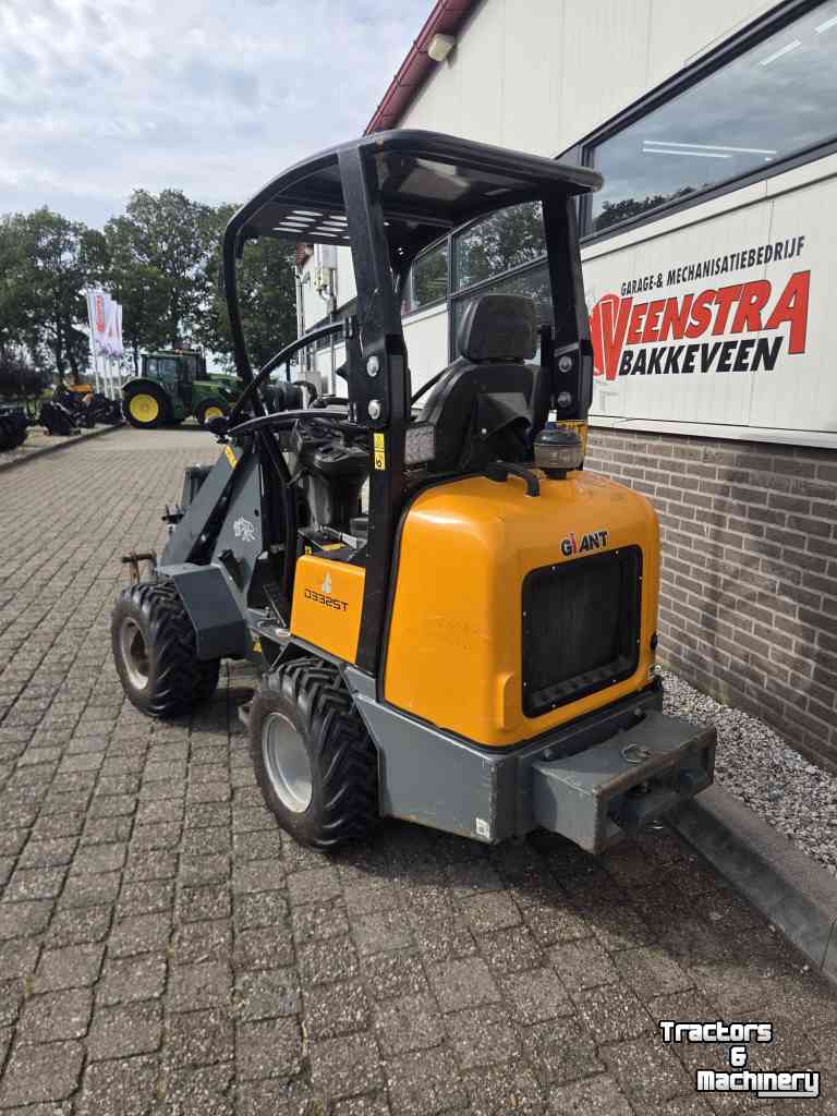 Shovel / Wiellader / Kniklader Giant D332ST
