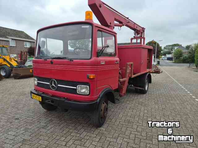 Vrachtwagen Mercedes Benz LP 608 met hoogwerker.