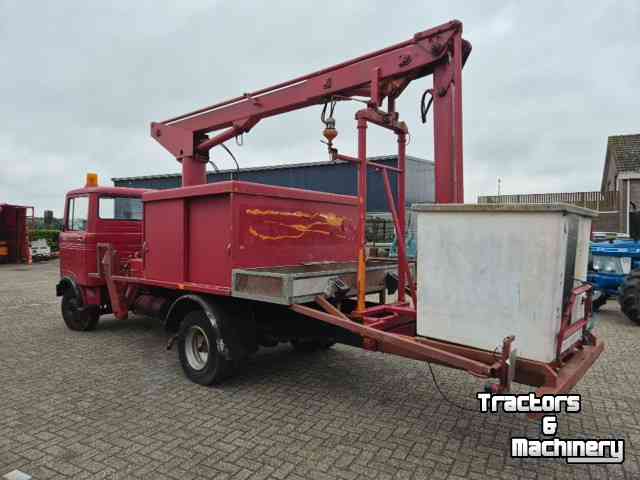 Vrachtwagen Mercedes Benz LP 608 met hoogwerker.