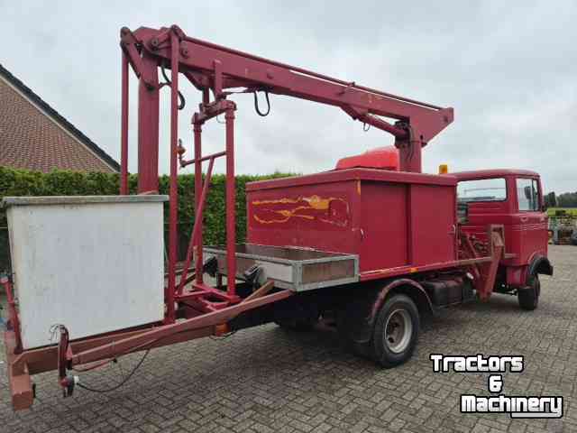 Vrachtwagen Mercedes Benz LP 608 met hoogwerker.