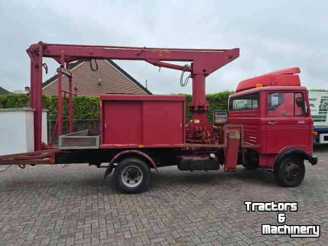 Vrachtwagen Mercedes Benz LP 608 met hoogwerker.
