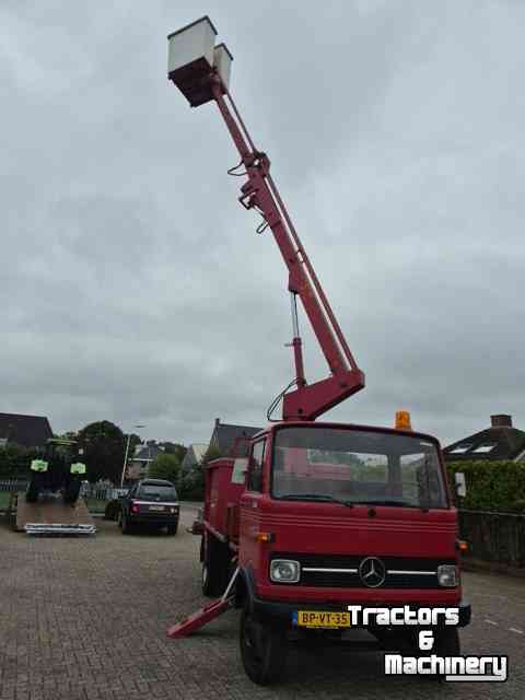 Vrachtwagen Mercedes Benz LP 608 met hoogwerker.
