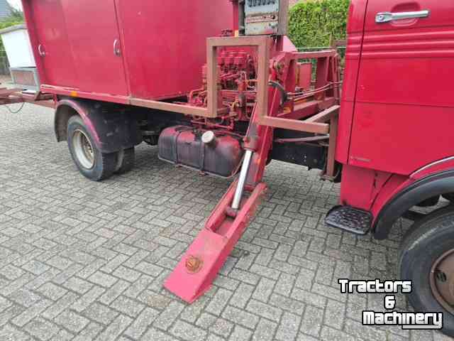 Vrachtwagen Mercedes Benz LP 608 met hoogwerker.