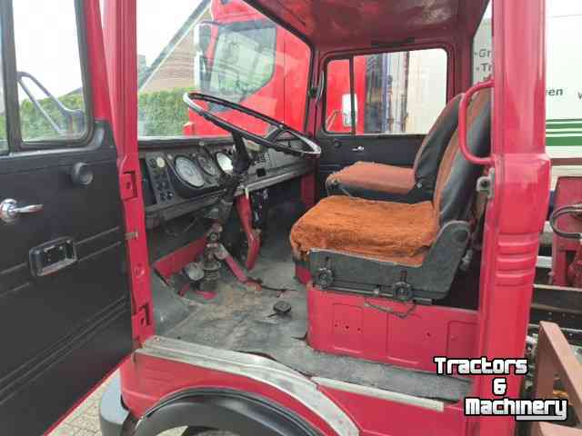 Vrachtwagen Mercedes Benz LP 608 met hoogwerker.