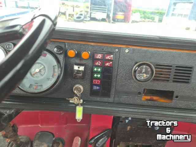 Vrachtwagen Mercedes Benz LP 608 met hoogwerker.