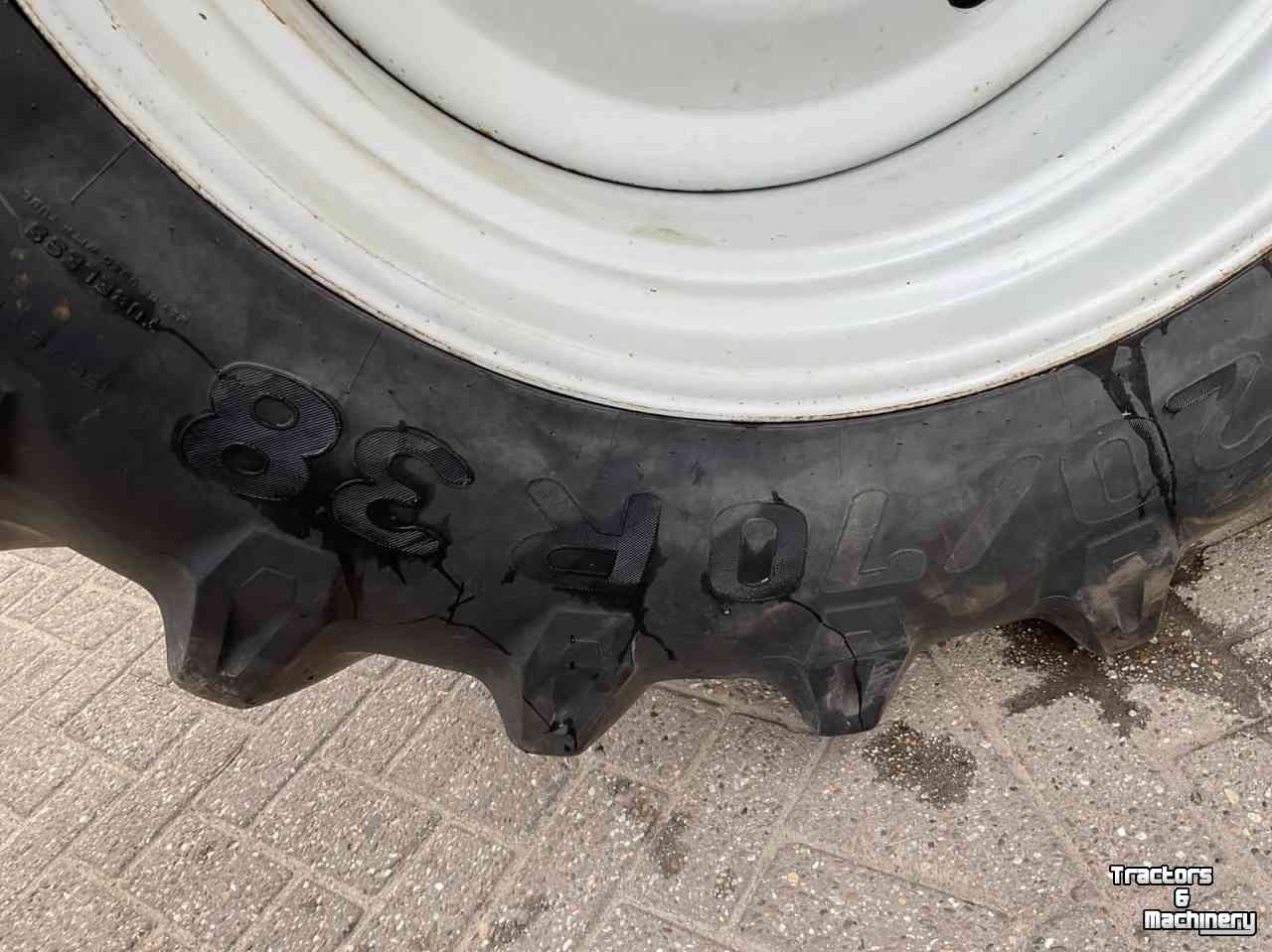 Wielen, Banden, Velgen & Afstandsringen Pirelli 520/70 R38 banden op velg