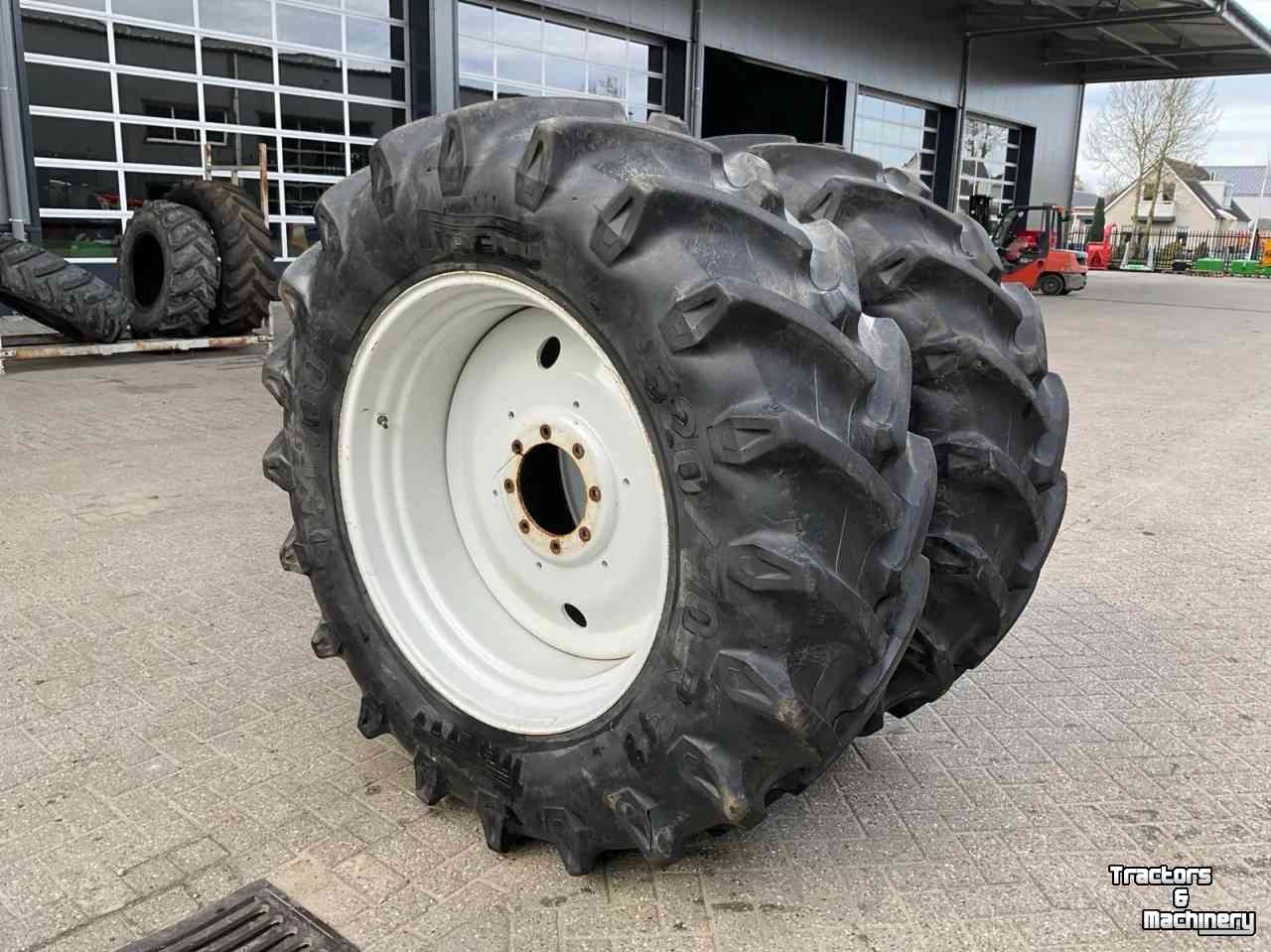 Wielen, Banden, Velgen & Afstandsringen Pirelli 520/70 R38 banden op velg