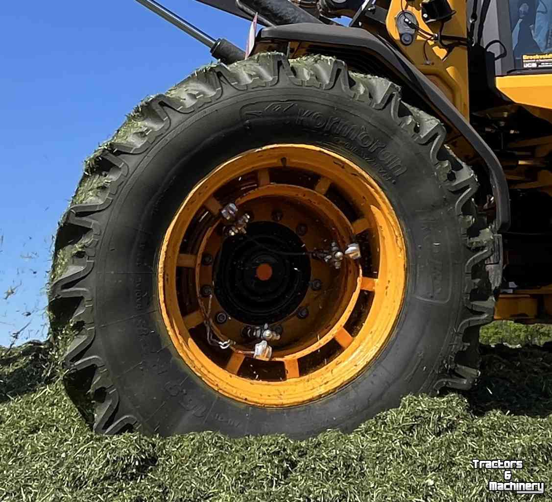 Wielen, Banden, Velgen & Afstandsringen  16.9R28 naast 20.5R25