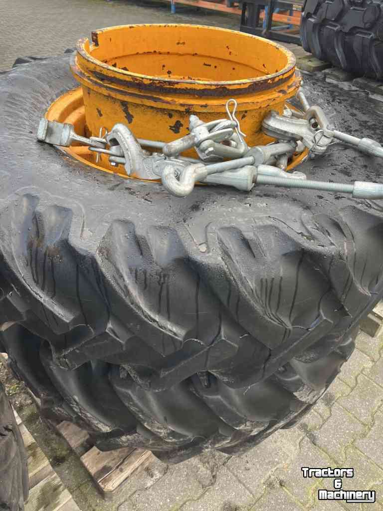 Wielen, Banden, Velgen & Afstandsringen  16.9R28 naast 20.5R25