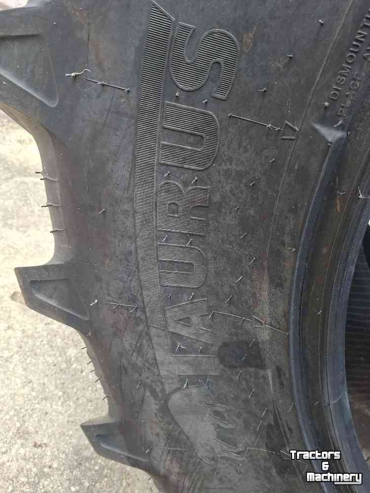 Wielen, Banden, Velgen & Afstandsringen Taurus 520/70R38