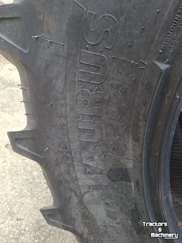 Wielen, Banden, Velgen & Afstandsringen Taurus 520/70R38