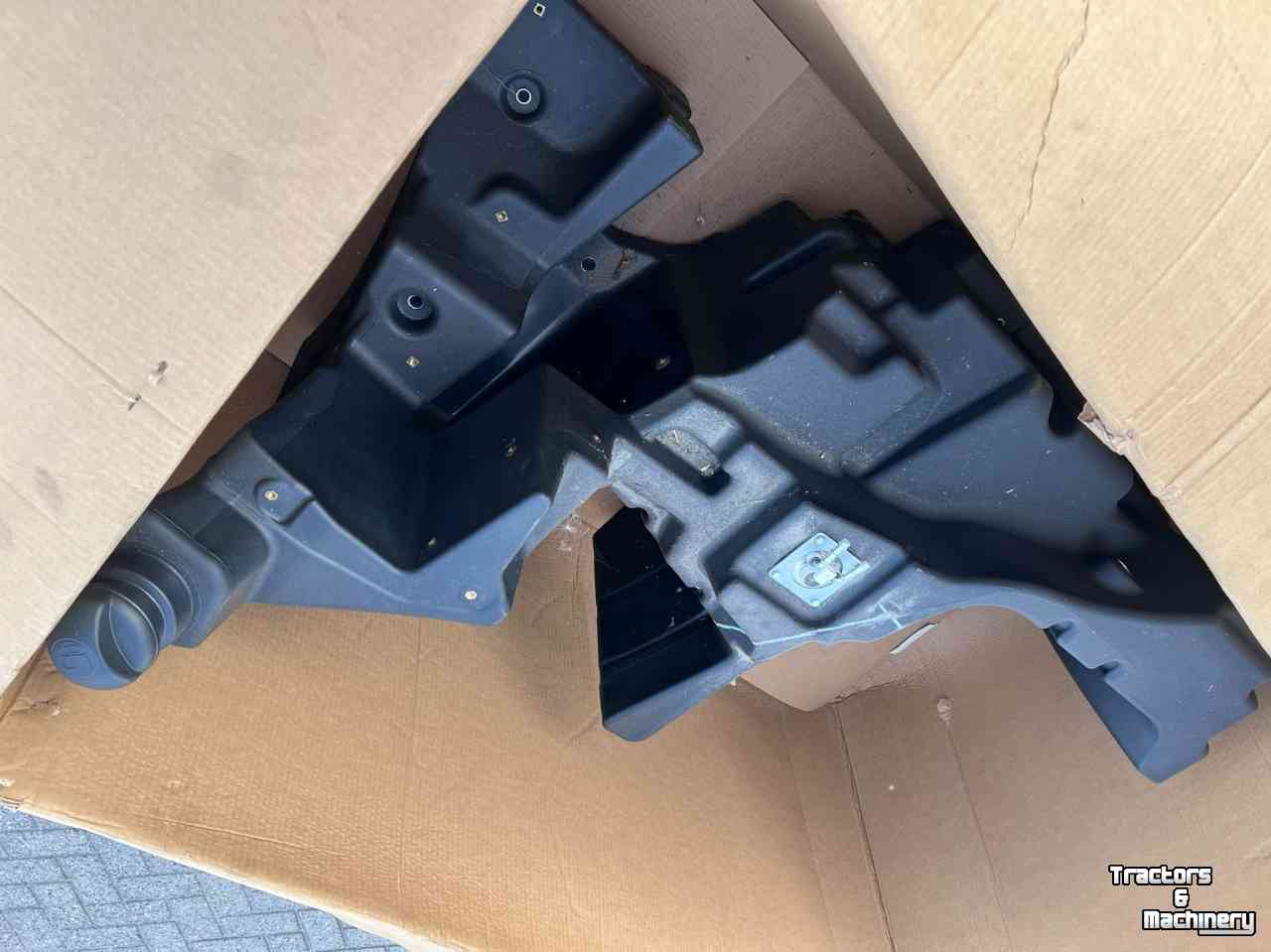 Gebruikte onderdelen van tractoren New Holland T5 AC / DC brandstoftank 48159130
