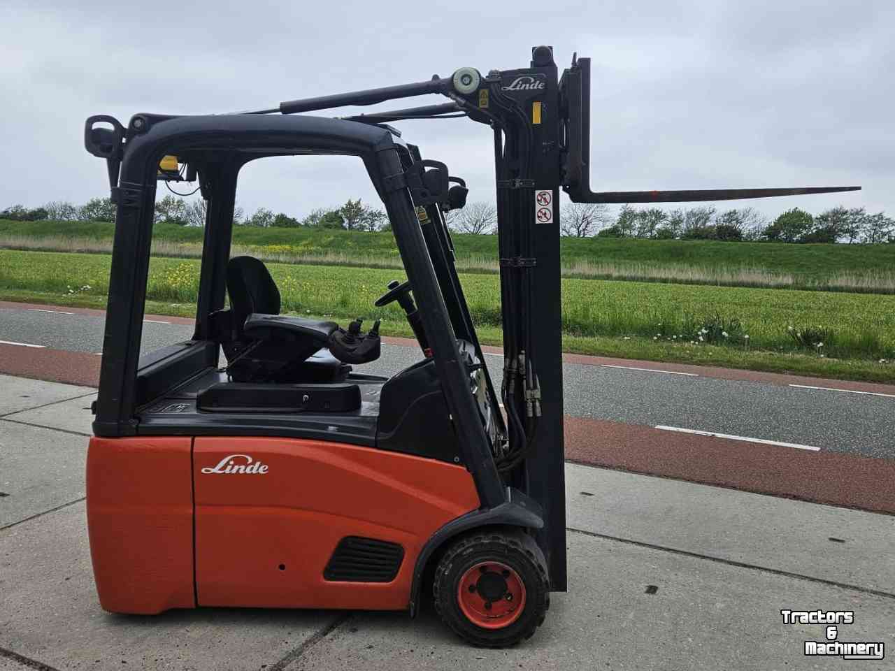 Heftruck Linde E18 hefhoogte 450 cm triple.
