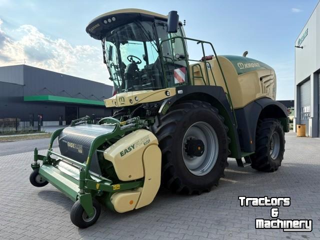 Veldhakselaar Krone BigX 580, EF300 pickup, EC 600-2 8R. maisbek.