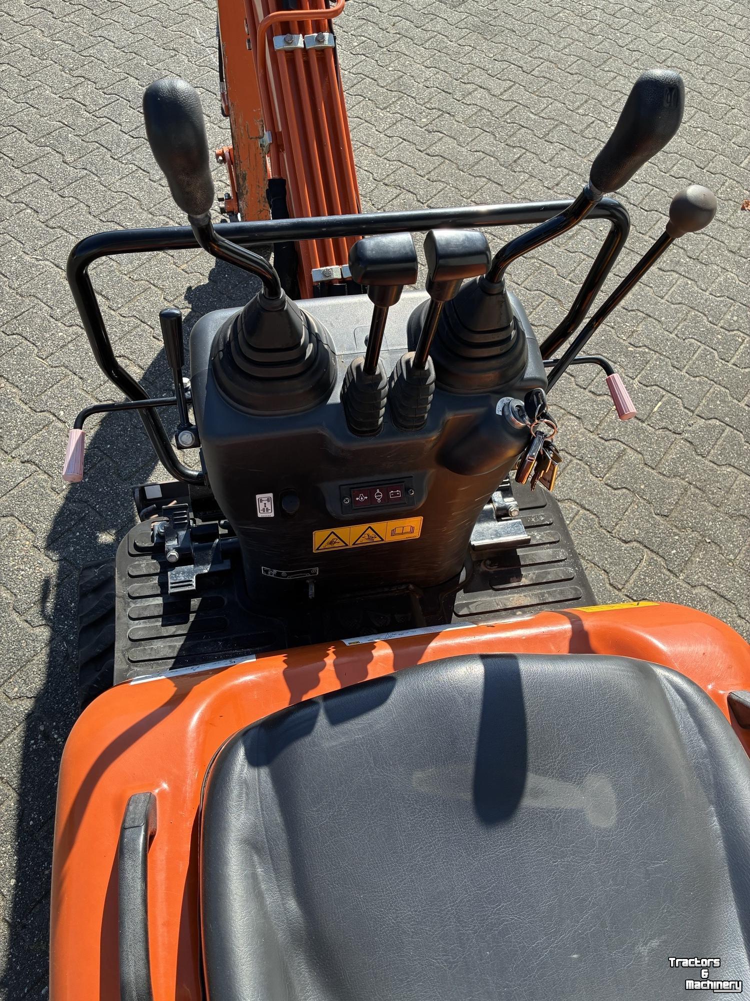 Bandenkraan / Graafmachine op wielen Hitachi 10U-6