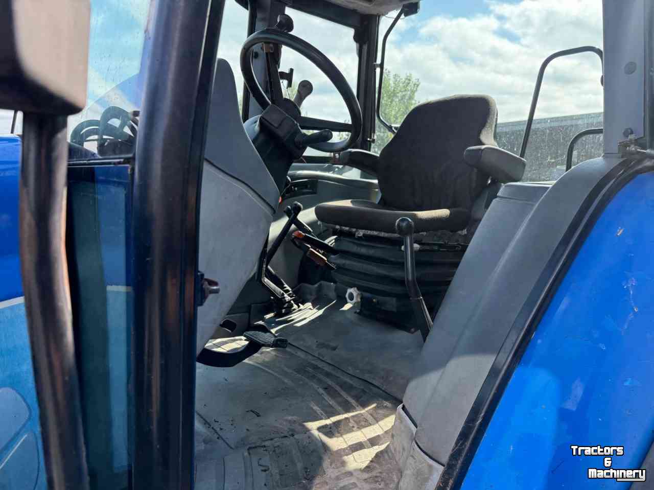 Tractor / Trekker New Holland TL 80 A met voorlader