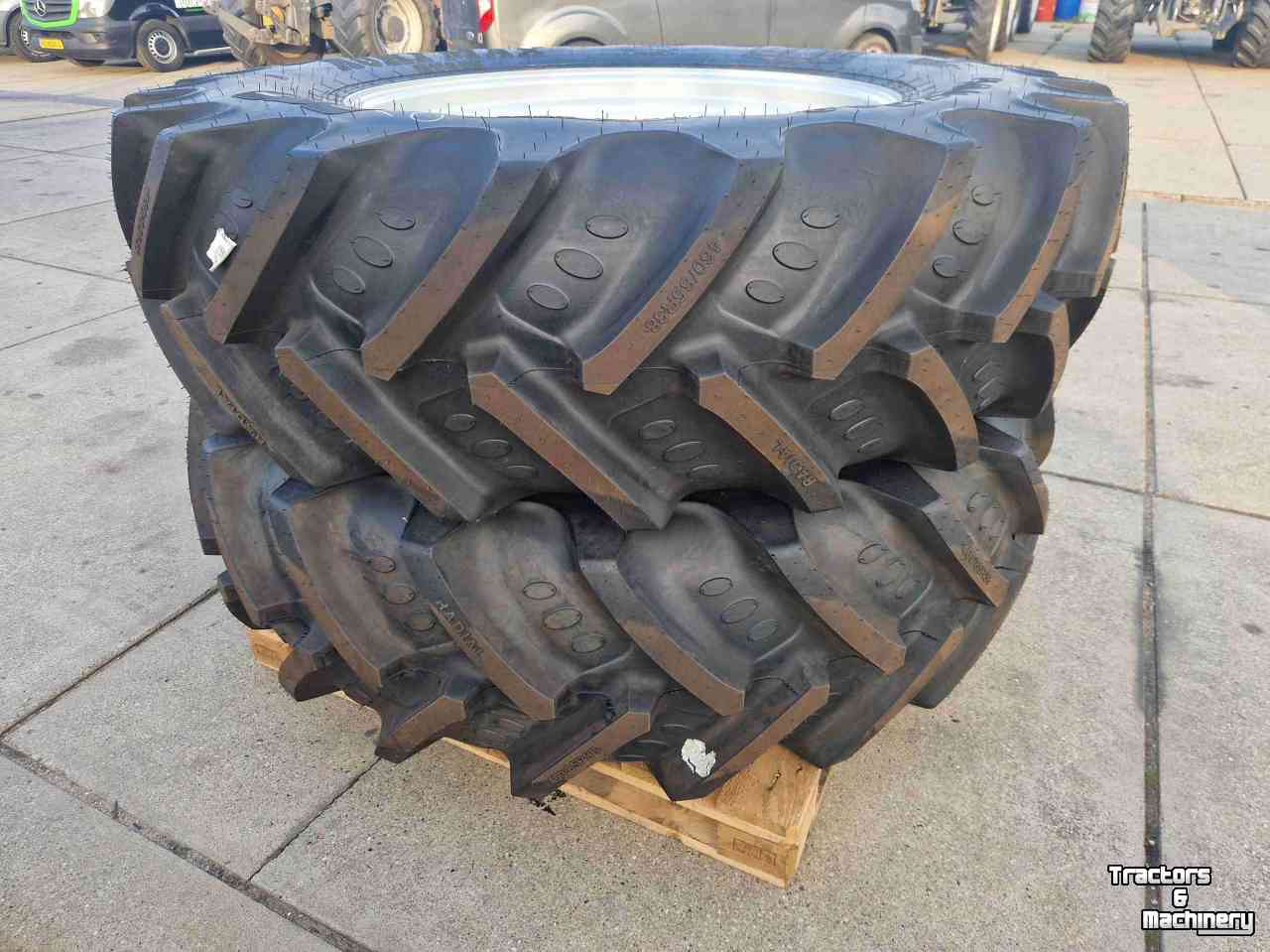 Wielen, Banden, Velgen & Afstandsringen BKT 460/85R38 en 380/85R28 BKT Agrimax