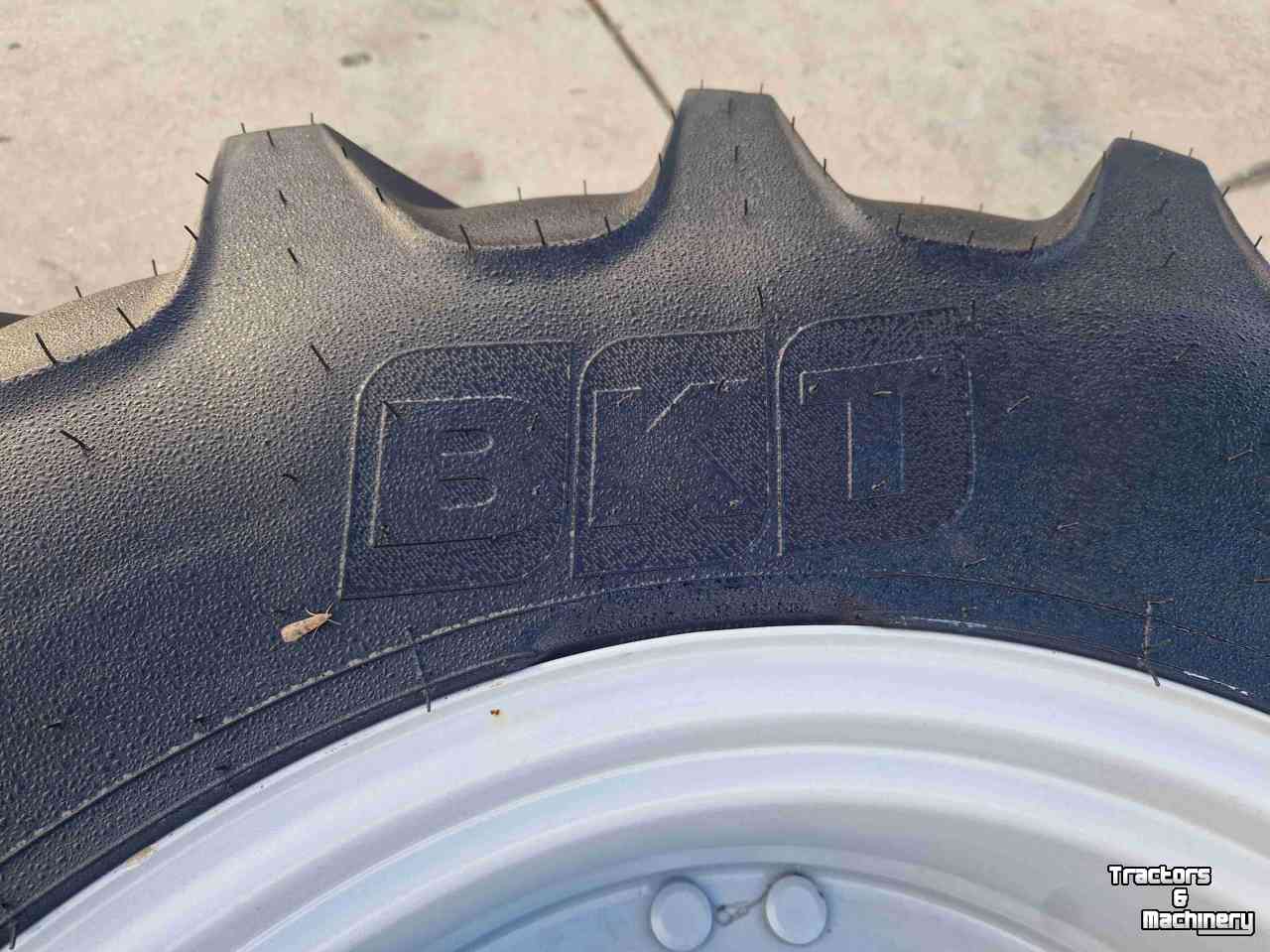 Wielen, Banden, Velgen & Afstandsringen BKT 460/85R38 en 380/85R28 BKT Agrimax