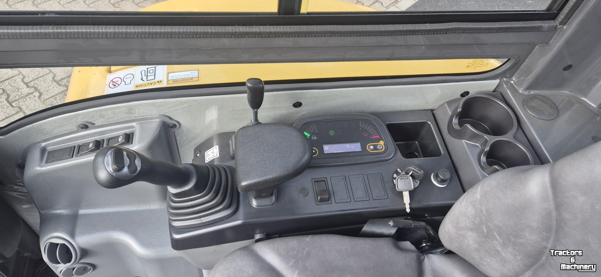 Mini-graver / Mini-graafmachine New Holland E26C