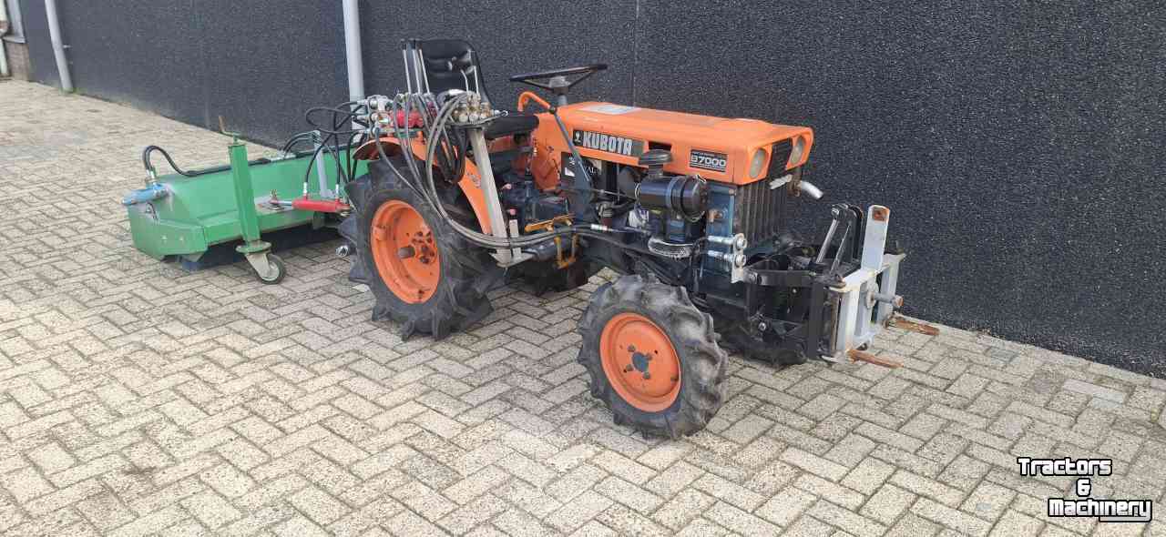 Compact tractor Kubota B7000