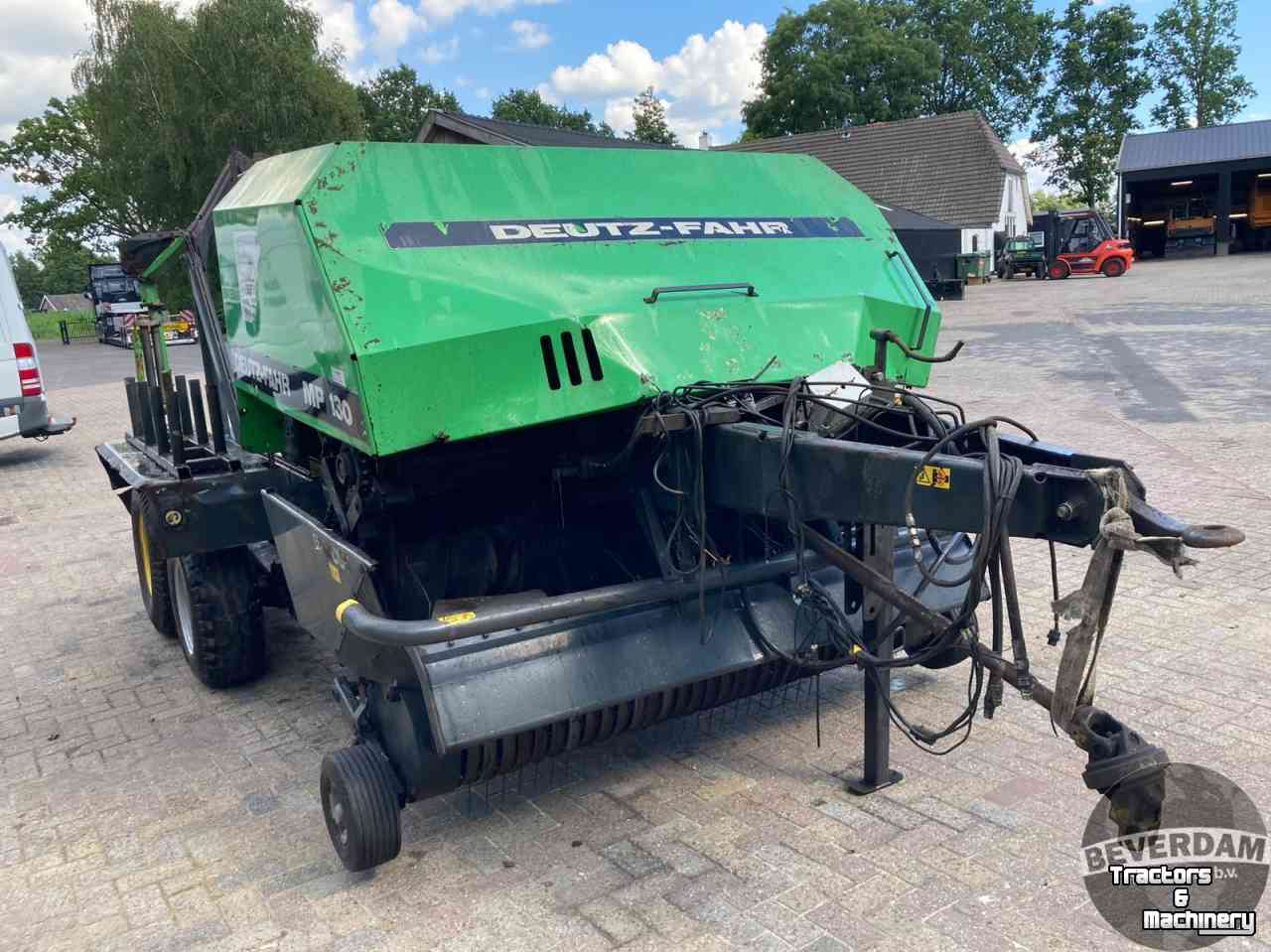 Persen / Balenpers / Pakkenpers Deutz-Fahr MP 130 perswikkelcombinatie