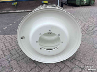 Wielen, Banden, Velgen & Afstandsringen New Holland Molcon W8-32 set velgen vast