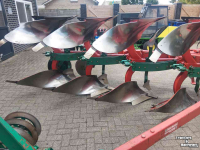 Ploegen Kverneland EG 85 4 schaar ploeg met Packomat vorenpakker