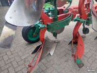 Ploegen Kverneland EG 85 4 schaar ploeg met Packomat vorenpakker