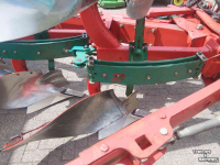 Ploegen Kverneland EG 85 4 schaar ploeg met Packomat vorenpakker