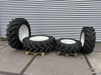 Wielen, Banden, Velgen & Afstandsringen BKT Set Bkt Agrimax banden 420/85R34 en 340/85R24 gemonteerd op verstelbare velgen