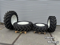 Wielen, Banden, Velgen & Afstandsringen BKT Set Bkt Agrimax banden 420/85R34 en 340/85R24 gemonteerd op verstelbare velgen