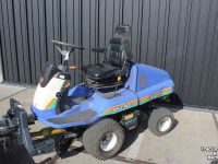 Werktuigendrager Iseki SF230FH (SF230 II) frontmaaier zonder maaidek met Tuchel Simplex 120 veegmachine rolbezem