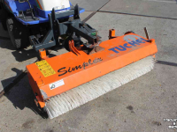 Werktuigendrager Iseki SF230FH (SF230 II) frontmaaier zonder maaidek met Tuchel Simplex 120 veegmachine rolbezem