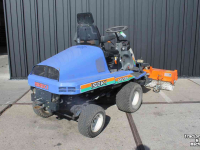 Werktuigendrager Iseki SF230FH (SF230 II) frontmaaier zonder maaidek met Tuchel Simplex 120 veegmachine rolbezem