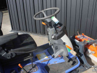 Werktuigendrager Iseki SF230FH (SF230 II) frontmaaier zonder maaidek met Tuchel Simplex 120 veegmachine rolbezem