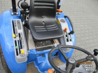 Tractor / Trekker New Holland boomer 25 hydro 30uur en div werktuigen
