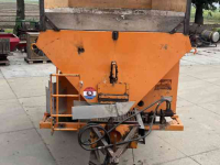 Overige bemesting- en verzorgingsmachines en toebehoren  Mammouth turf / compoststrooier